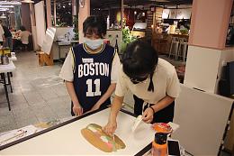 新二代小廷參與社區營造 彩繪招牌為萬華注入新力量