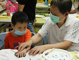 視障遲緩兒的超人爸爸 視障按摩師無畏暗勢力罩亮一個家