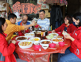 伊甸「愛．圍爐」上山送暖 伴失能家庭除舊佈新呷歡喜