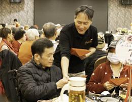 伊甸台中愛圍爐 百人共享溫馨提前過新年