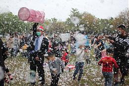 夢幻聖誕泡泡 扶輪社友送歡樂