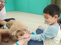 我們是好朋友 「毛」老師療癒慢飛天使