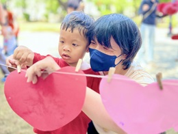 迎接溫馨母親節 慢飛天使羞喊「啾愛妳」