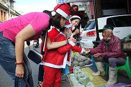 伊起寶貝慢飛天使 聖誕踩街報佳音