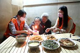 年近80歲高齡母與身障兒相依 伊甸到宅圍爐溫馨陪伴母子過好年