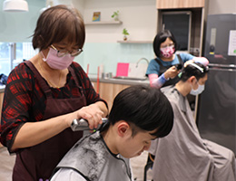 義剪活動傳遞溫暖 樂和助身心障礙者剪出自信