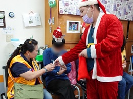 國泰獅子會年終送暖 陪伴身障青年溫暖過節