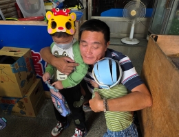 旗山早療愛的快閃 感恩節「慢飛天使」擁抱謝謝家人