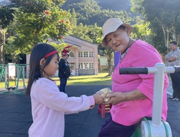 伊甸甲仙早療據點聖誕踩街 點亮慢飛天使自信心