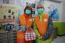 七夕最暖心 珍珠婚夫妻牽手行善做志工