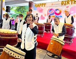 首屆身障住民賣力擊鼓 祝宜蘭教養院20週年生日快樂