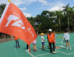 彭福小作所學員教漆筷手作 小小志工揮汗陪打樂樂棒球