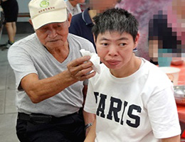 南澳往返宜蘭教養院 八十歲獨眼老父不辭百里見養女