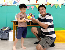 伊甸旗山早療慶祝父親節 慢飛天使手作相框獻給「超人爸爸」