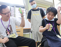 音樂輔療敲開自閉學員心門 展現精準節奏感