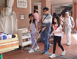 視障青年地陪接待香港小學生 明盲共遊大稻埕