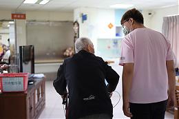 極光META捐款做公益 守護弱勢長輩及照顧者的明仔載